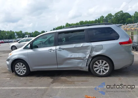 2013 Toyota Sienna Limited 7 Passenger z USA, uszkodzony, nr VIN 5TDDK3DC3DS054803